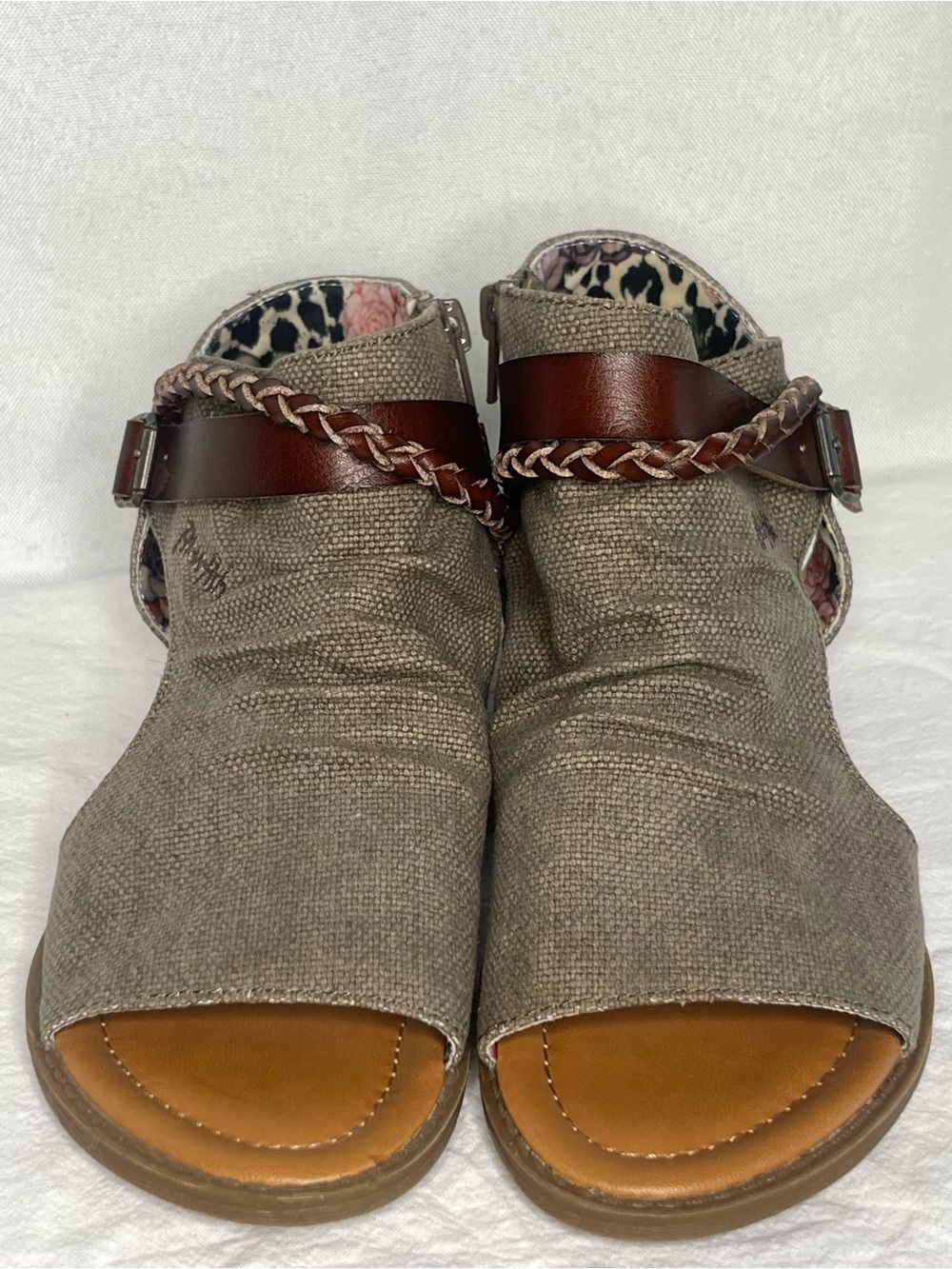 🐡 NWOB Blowfish Malibu Canvas Boho Flat Sandals Size 7 Brown/Taupe